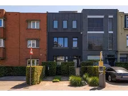 immeuble de maître majestueux équipé de panneaux solaires  c