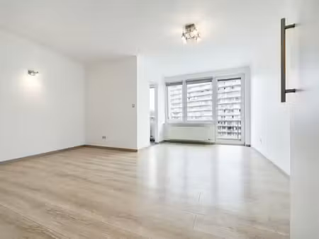 anderlecht – studio rénové ±38 m² – terrasse – cave – ascens