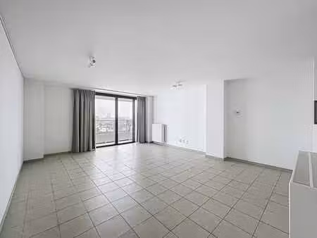 molenbeek - spacieux studio à louer au 12ème étage