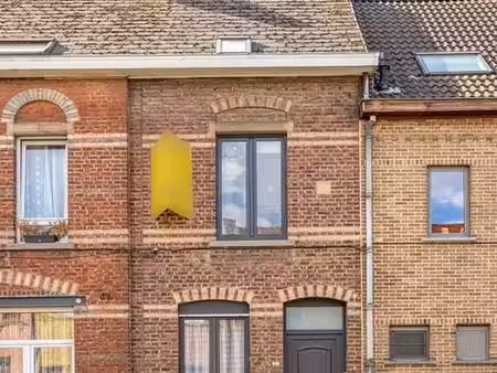 te renoveren woning met tuin en garage achteraan