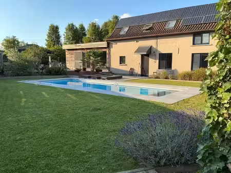 maison compacte et confortable avec piscine et panneaux sola