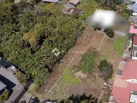 terrain constructible de 359 m² dont 99 m² de chemin d'accès 