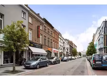 immeuble spacieux avec habitation & commercial au centre!