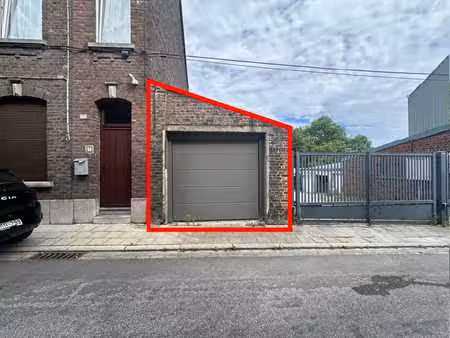 garage sécurisé de ±24 m² avec porte motorisée