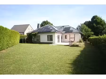 maison économe en énergie avec jardin ensoleillé