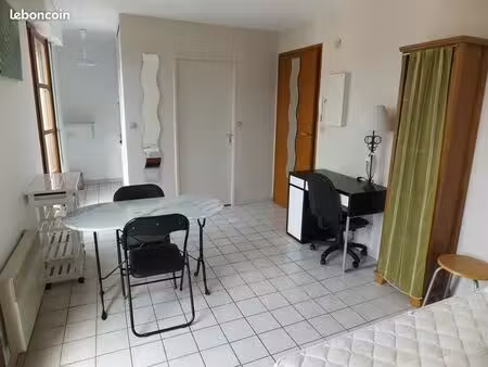 studio meublé avec place de parking privée sécurisée avec badge et cave