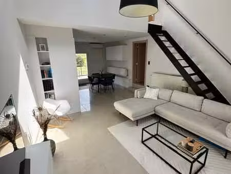 appartement rénové  entrée privée & parking  gingelom