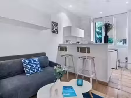 location meublée appartement 1 pièce 21 m² à versailles (78000)  890 €