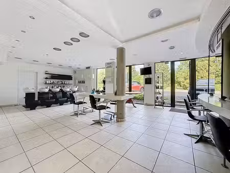 spacieux espace commercial de 170m² au cœur d'orp-le-grand