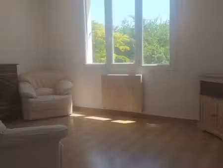 a louer f3 meublé de 50 m2 a brignoles  libre pour le 27 aout