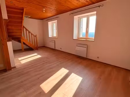 à louer – charmant duplex avec vue imprenable sur la plaine du forez – saint-héand (42570)