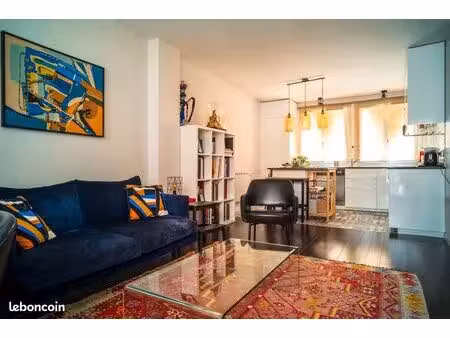 paris 11e – grand 2 pièces meublé de 50 m² avec balcon – traversant et très calme