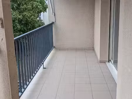 t2 avec balcon et garage