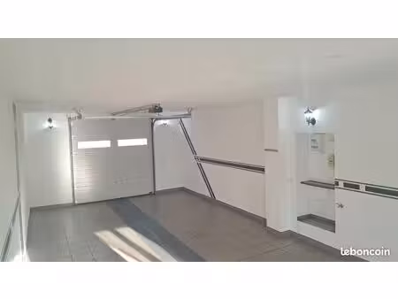 rare grand garage 50m2 / 4 voitures
