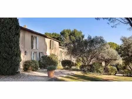 propriété avec piscine et jardin eygalières (13)