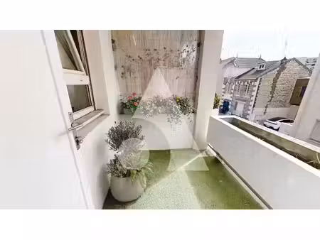 appartement trois pièces avec balcon et cave rue des fauvelles 70 m2
