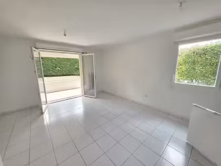 t2 libre terrasse et parking
