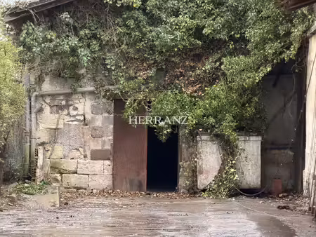 chai à rénover de plus de 200 m2 avec grande hauteur libou