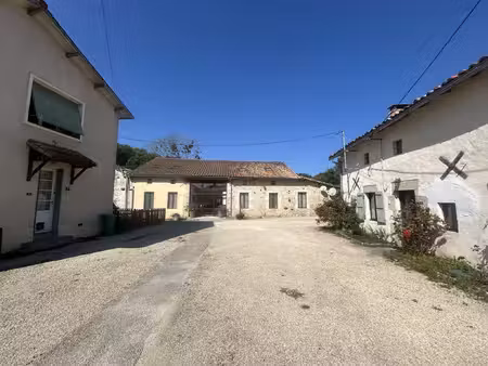 corps de ferme  2 gîtes accessibles pmr et une autre maison