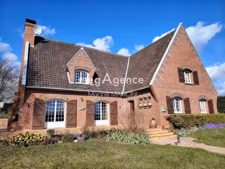 maison familiale spacieuse avec beau jardin