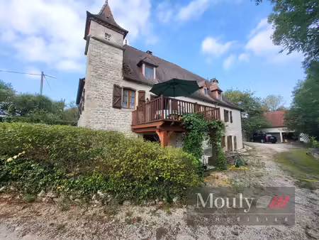 maison en pierre avec piscine dans un environnement calme