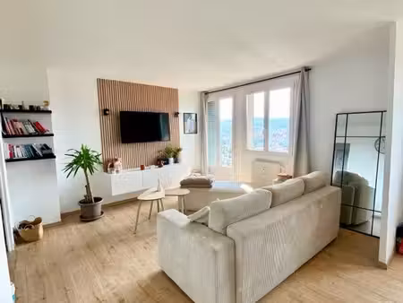 appartement rénové 58 m² – vue sur le puy-en-velay – 2 balcons