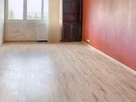 location meublée appartement 3 pièces 67 m² à saint-etienne (42000)  550 €