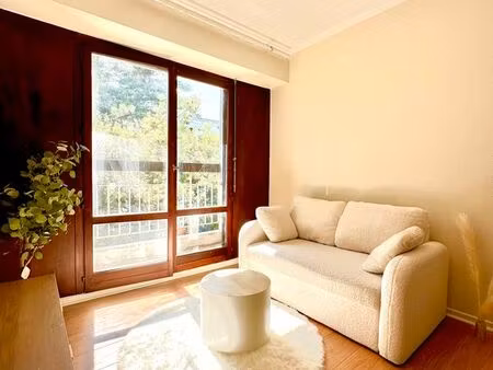 ?magnifique t2 meublé rénové – 40 m² – balcon – rer c à 5 min