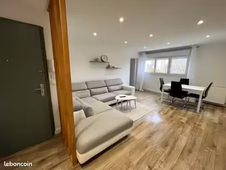 appartement rénové 4 chambres – 1 500 / mois – parking gratuit