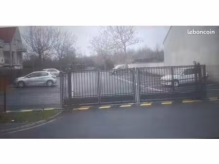 place de stationnement extérieure dans résidence sécurisée