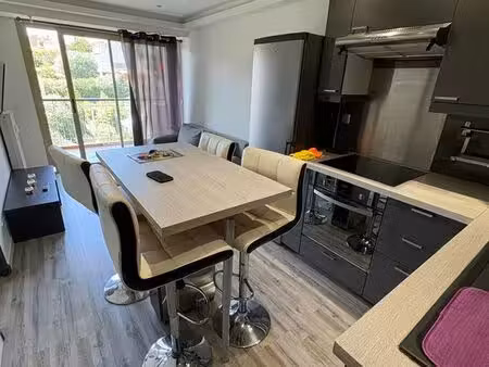 t2 meublé 33 m² – grande terrasse – piscine – climatisation – le cannet