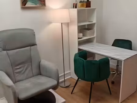 bureau à louer pour prothésiste ongulaire et beauté du regard dans un institut de beauté a