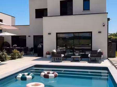 maison contemporaine avec piscine et prestations haut de gamme  aux portes du luxembourg