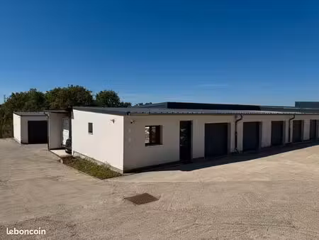 dépot / box de 23 m² grande hauteur