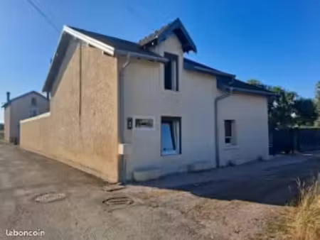jolie maison entièrement clôturée avec plusieurs dépendances