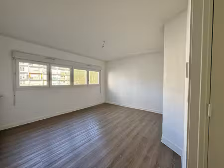appartement t2 de 43 m2 avec balcon - chauffage collectif in