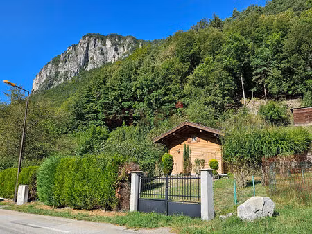 chalet sur terrain de 1016 m²