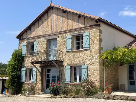 maison restaurée avec goût  gîte indépendant  piscine et vue