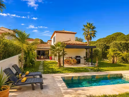 élégante maison avec piscine et terrain de pétanque
