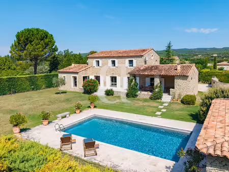 propriété en pierre à gordes avec vue sur le luberon
