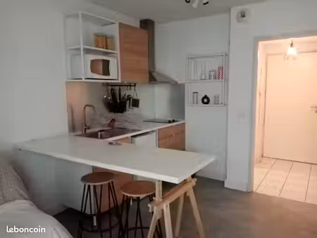 studio meublé dans résidence sécurise et place de parking