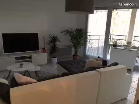t2 49m² république  terrasse et parking privé  libre 31/08