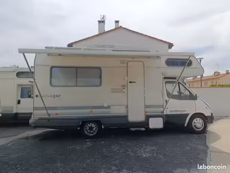 emplacement de place de parking dans un hangar ou garage pour un camping-car