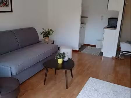 beau studio meublé rénové