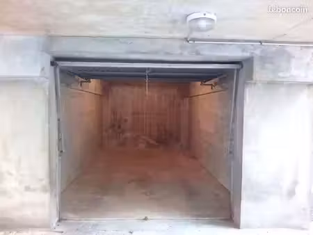 box fermé avec électricité – environ 14 m² – versailles notre-dame