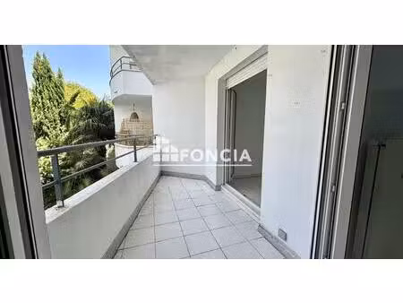f2 de 39 m2 avec terrasse - proche centre