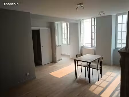 studio plein centre-ville niort : 470