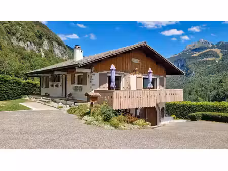 spacieux chalet exposé plein sud avec piscine et appartement indépendant
