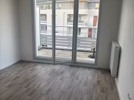 a louer appartement 3 pièces avec balcon - proche gare