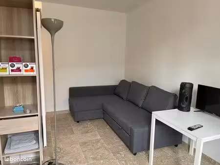location studio rénove et meublé 21m2